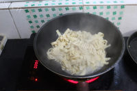 家常菜韭菜炒干豆腐做法图解7)
