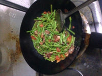 五味俱全的豆角炒肉片做法图解7)