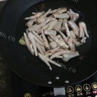 诱人的泡椒凤爪做法图解3)