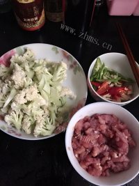 营养丰富的花菜炒肉做法图解1)