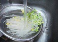 自制豆芽虾仁烟肉卷做法图解4)