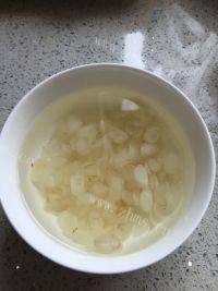 诱人的桃胶皂角米银耳羹做法图解5)