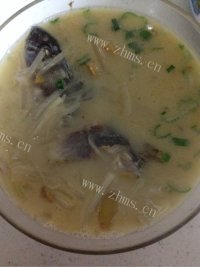 香喷喷的鲫鱼萝卜丝汤做法图解4)