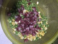 美味的青豆玉米腊肠饭做法图解1)