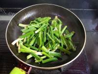 好吃的青蒜干煸虾做法图解7)