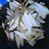 简单花蛤炒交白做法图解3)