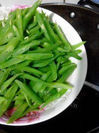 自制豆角炒肉做法图解6)
