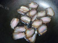 家常菜冬笋炒腊肉做法图解3)