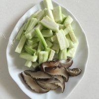营养的丝瓜花甲蘑菇汤的做法图解一