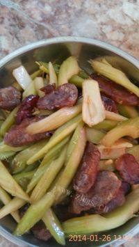 家常菜芹菜炒腊肠