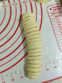 自制毛毛虫面包做法图解9)