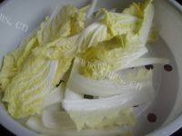 粉丝腊肠白菜煲做法图解5)