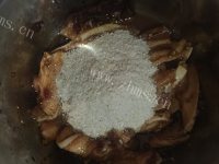 美味的红薯粉蒸肉做法图解4)