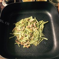 贡菜炒肉丝做法图解6)