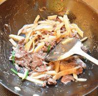 自制酸笋炒牛肉做法图解12)