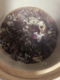 美味的红枣银耳汤做法图解7)
