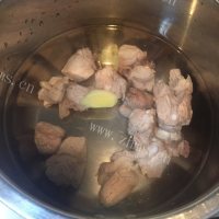 香喷喷的山药排骨汤做法图解5)