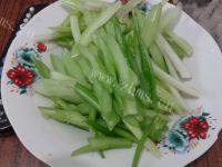 肉丝炒芹菜自制做法图解3)