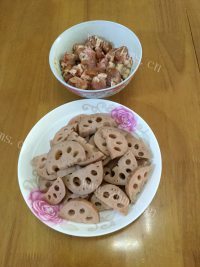 香气浓郁的排骨焖莲藕做法图解2)