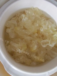 自制银耳莲子羹做法图解5)