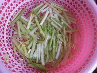 诱人的芹菜肉丝做法图解1)