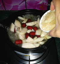 爽口的红枣雪梨炖银耳做法图解8)