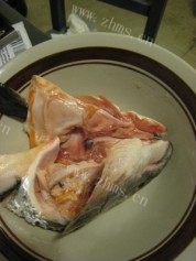 美味的剁椒三文鱼头做法图解1)