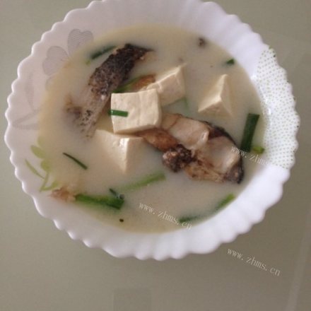 热腾腾的鱼头豆腐汤