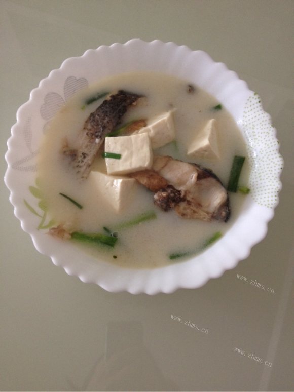 热腾腾的鱼头豆腐汤