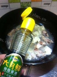 温补的排骨炖藕做法图解8)