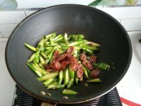 家常菜腊肠炒芦笋做法图解8)