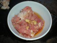 质嫩的花菜炒肉片做法图解2)