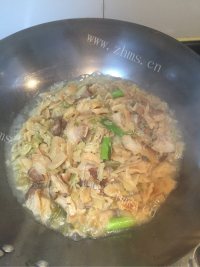 可口包菜干焖肉做法图解6)