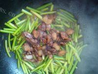 家常菜蒜苗炒肉片做法图解6)