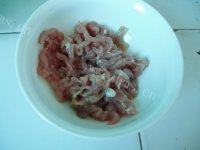 家常菜花菜炒肉丝做法图解2)