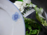 好吃牛肉酱尖椒白菜炒年糕做法图解4)