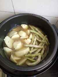 家常排骨炖豆角土豆做法图解6)