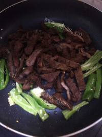 美味的辣炒五香肉做法图解5)