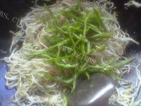 家常菜青椒炒绿豆芽做法图解5)