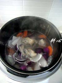 美味的莲子甘笋排骨汤做法图解4)