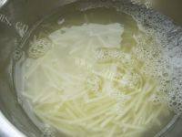 常吃不腻的酸辣土豆丝做法图解4)