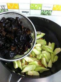家常菜丝瓜炒木耳做法图解4)