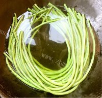 美食豇豆镶嵌珍珠丸做法图解2)