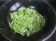 家常菜香肠炒芹菜做法图解2)