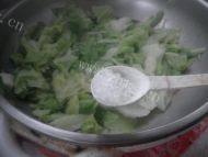 家常圆白菜炒肉做法图解7)