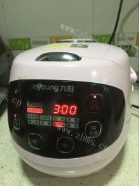 滋补的西洋参鸡骨汤做法图解4)