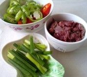 家常干炒牛河做法图解1)