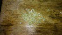 健康的蒜香芹菜拌木耳做法图解4)