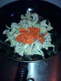 下饭的花菜炒肉做法图解4)