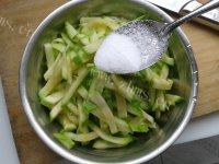 家常菜凉拌西葫芦做法图解6)